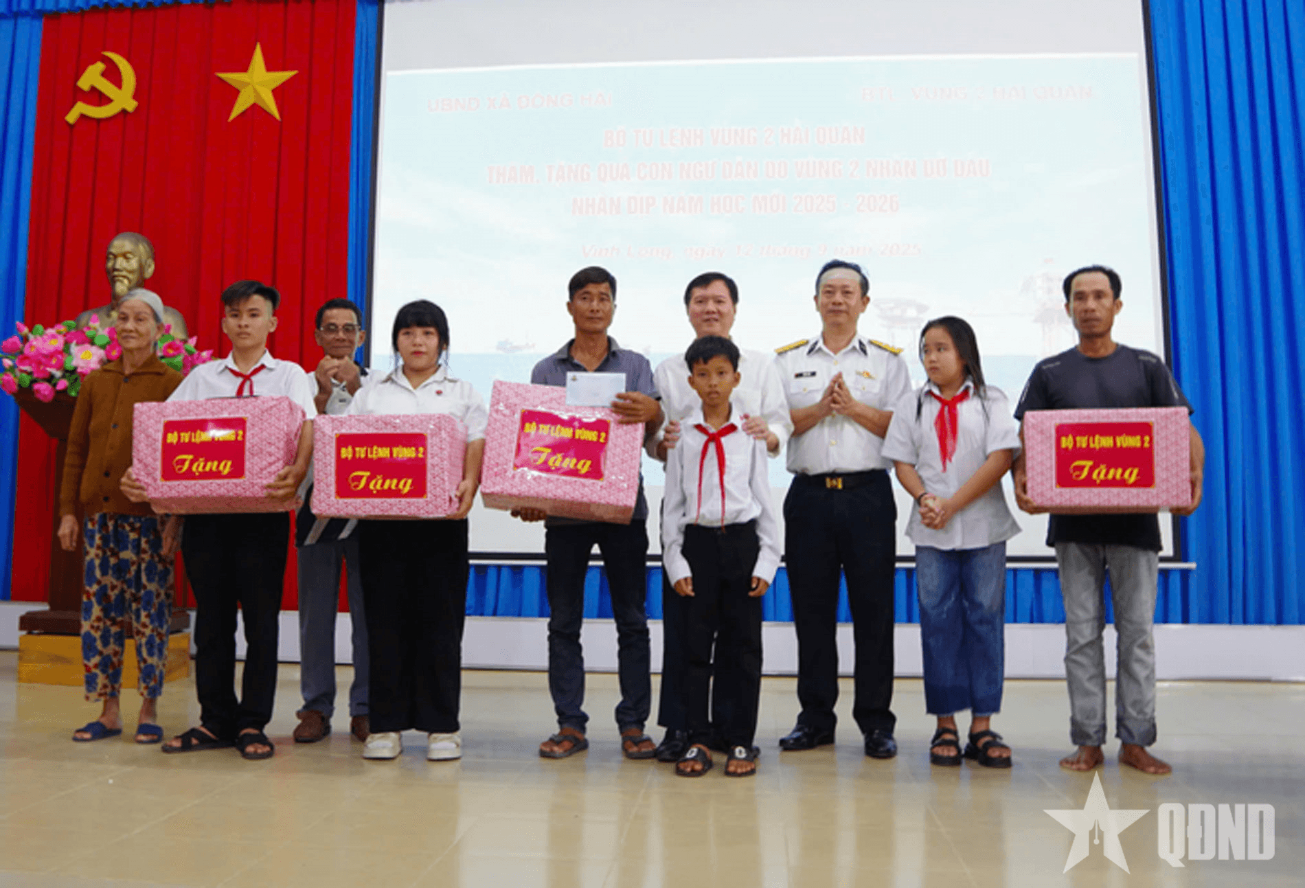 Vùng 2 Hải quân tặng quà học sinh nghèo tỉnh Vĩnh Long