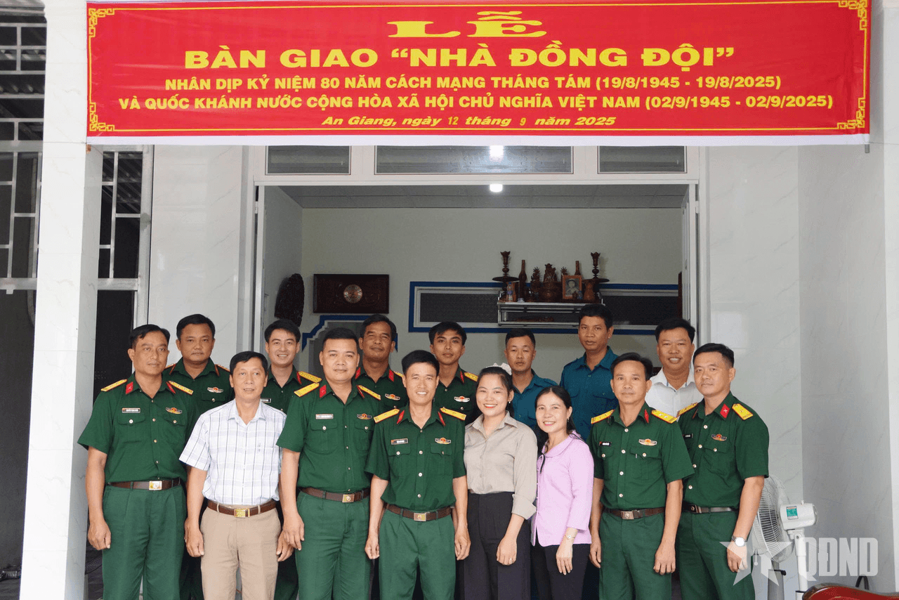 Trung đoàn 1 (Sư đoàn 330, Quân khu 9) bàn giao Nhà đồng đội