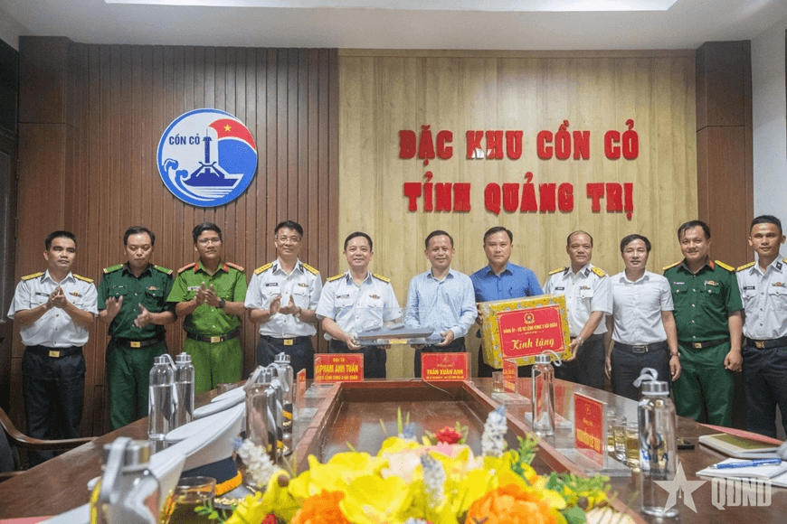 Tư lệnh Vùng 3 Hải quân kiểm tra Trạm Radar 540 (Trung đoàn 351)