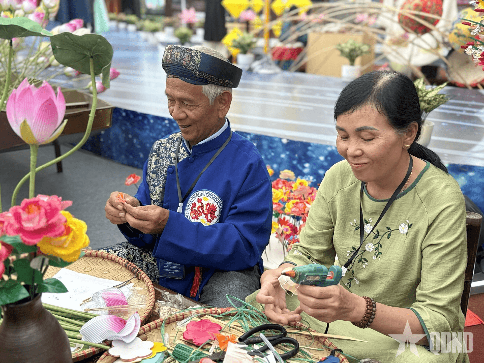 Độc đáo nghề làm hoa giấy Thanh Tiên tại Triển lãm thành tựu đất nước