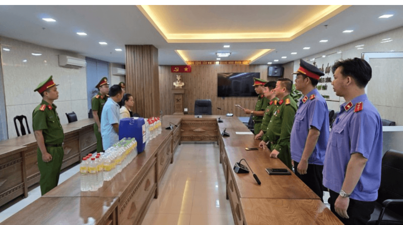 Khởi tố đối tượng sản xuất giấm ăn bằng axit công nghiệp pha nước giếng khoan