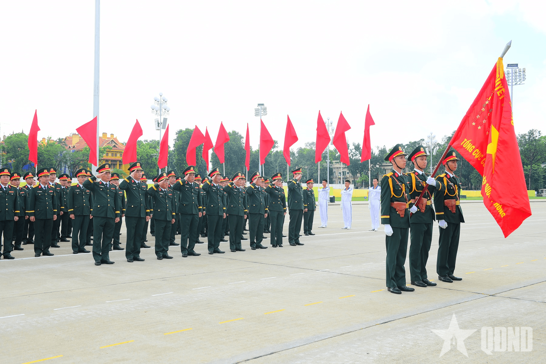 Đoàn đại biểu Tổng cục Công nghiệp Quốc phòng báo công dâng Bác