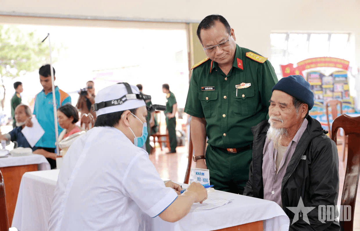 Bệnh viện Quân y 211: Khám bệnh, cấp thuốc miễn phí cho hơn 500 người dân