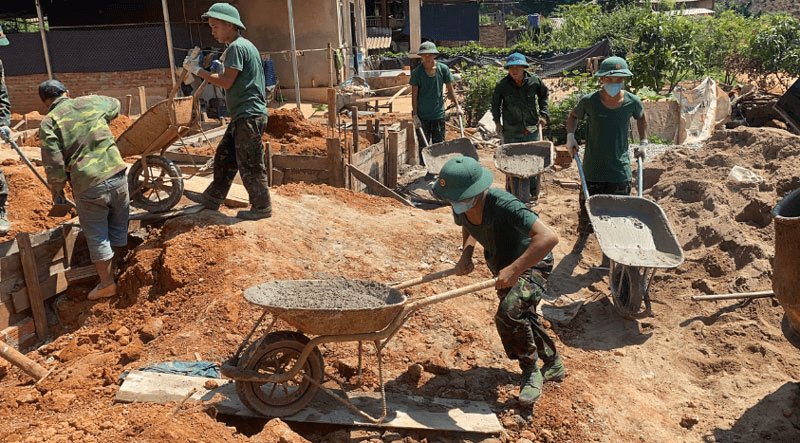 Nỗ lực làm nhà giúp bà con vùng lũ Sơn La
