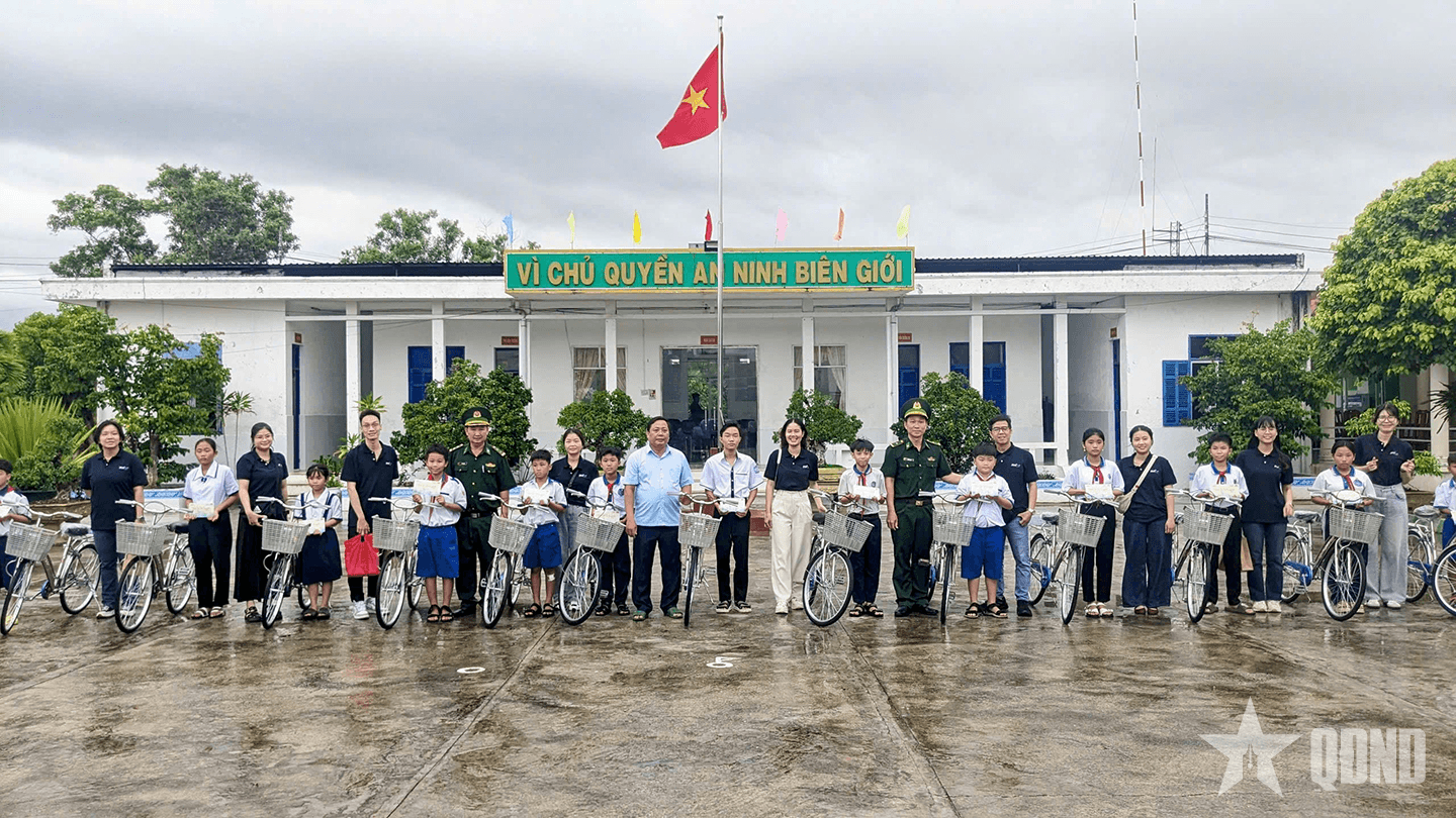 Cà Mau: Đồn Biên phòng Sông Đốc đồng hành cùng học sinh nghèo đến trường