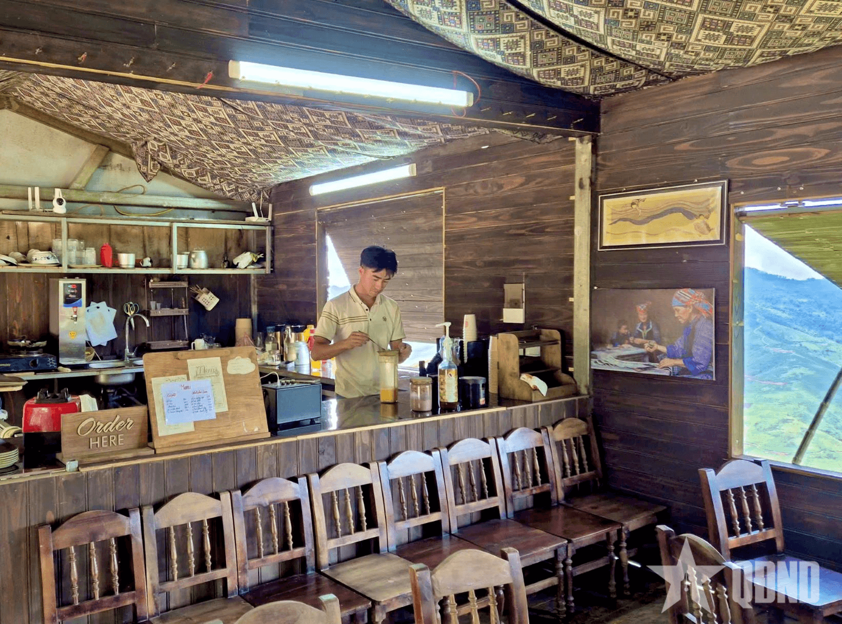 Quán cà phê nhỏ gìn giữ bình yên bản làng