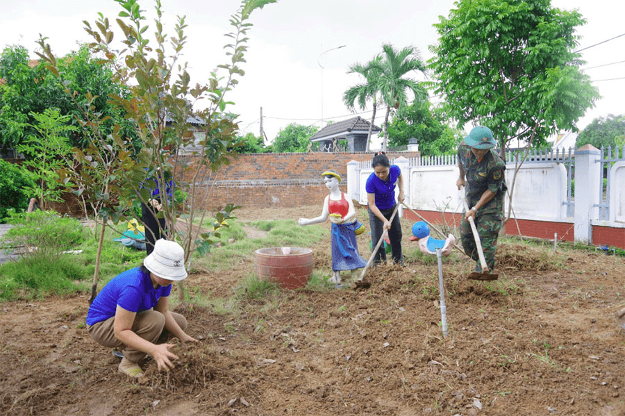 Về buôn nghe chuyện bộ đội giúp dân
