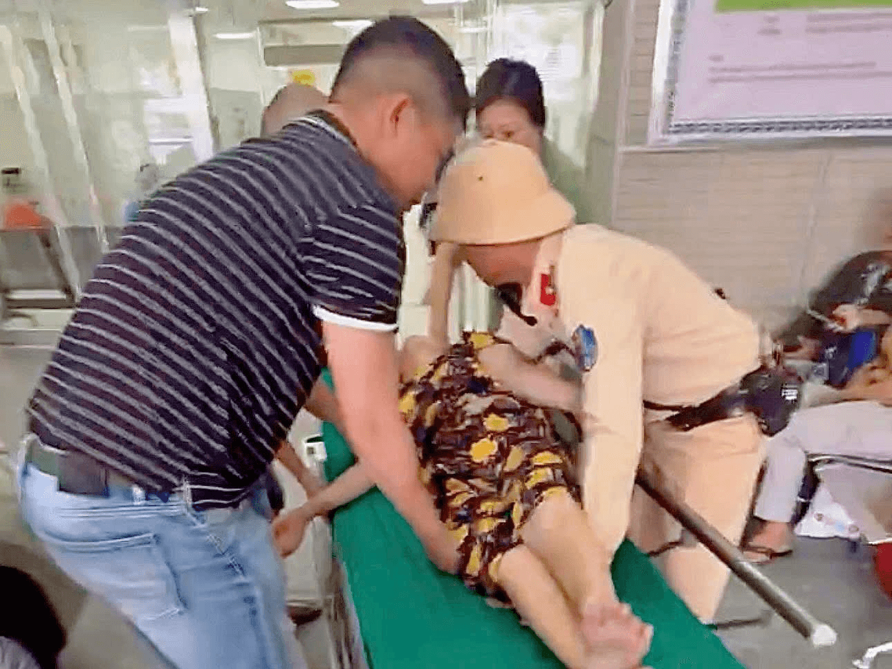Cảnh sát giao thông kịp thời mở đường đưa người dân đi cấp cứu