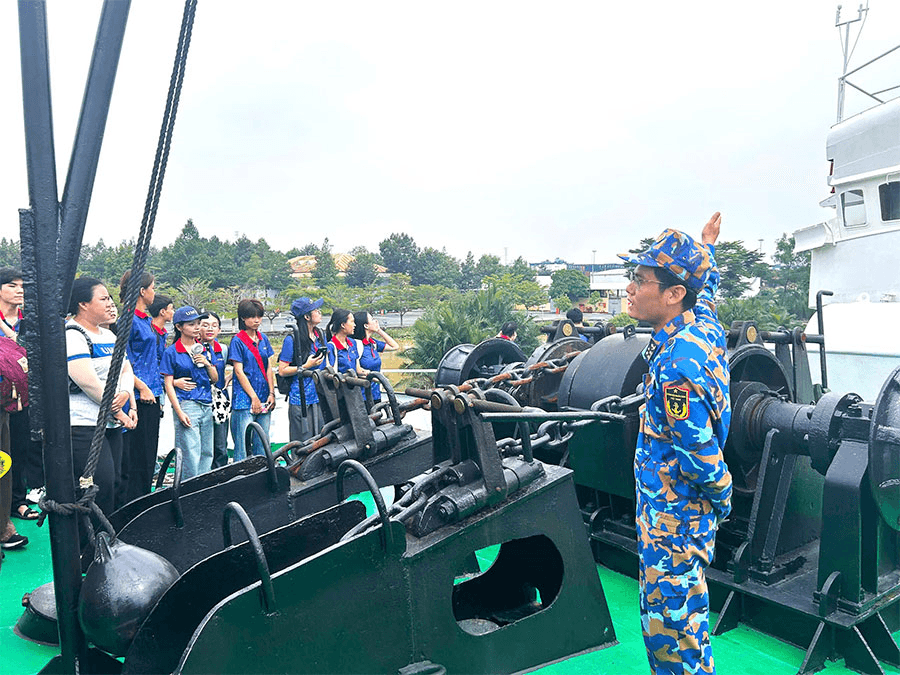 Lữ đoàn 125 tổ chức tham quan, tuyên truyền biển đảo cho sinh viên