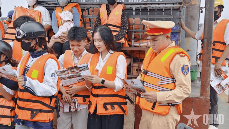 Hà Nội: Tăng cường tuyên truyền an toàn giao thông đường thủy cho học sinh