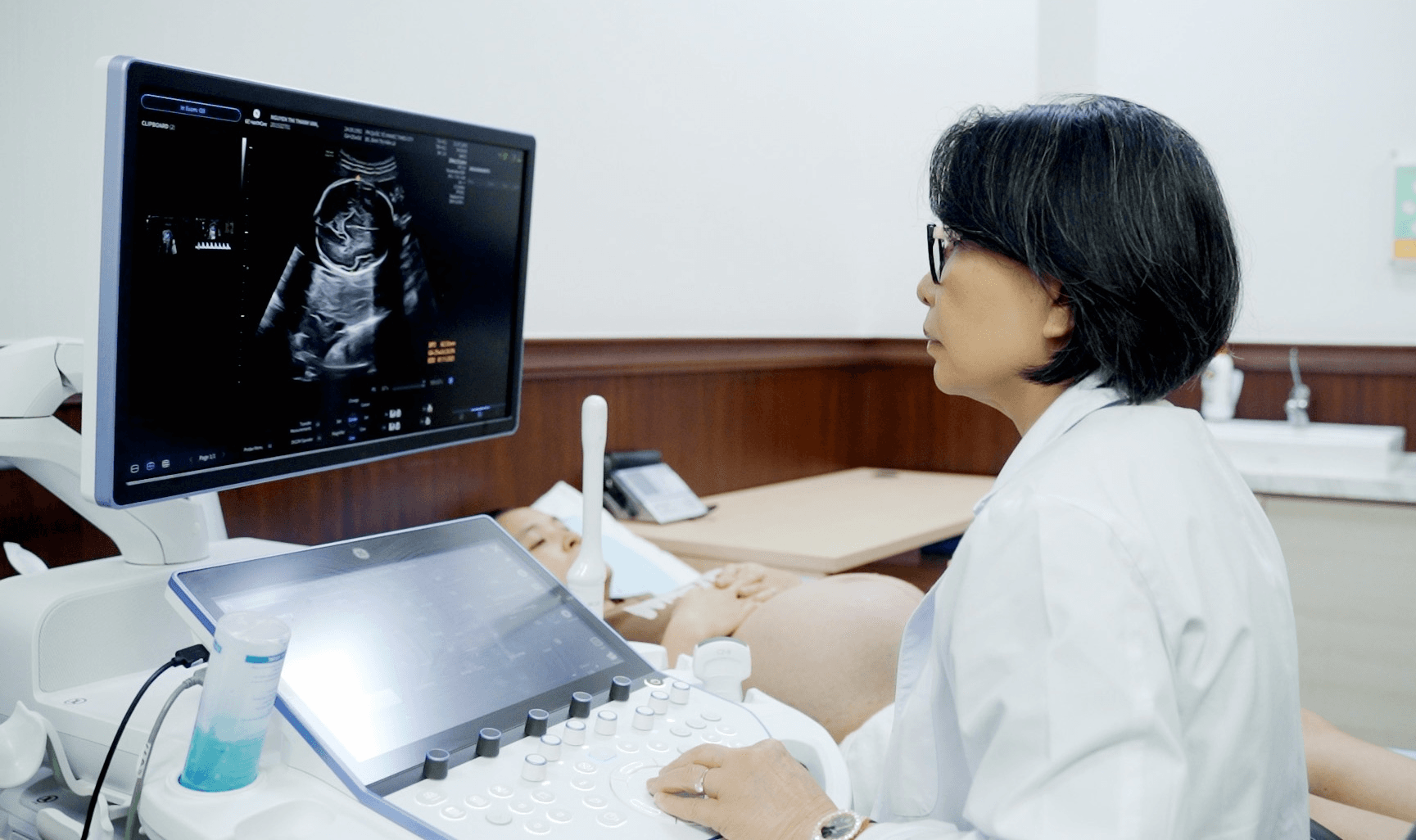 Hai bé gái chào đời khỏe mạnh sau ca can thiệp bào thai hiếm thấy tại Vinmec
