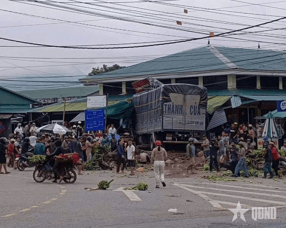 Quảng Trị: Xe tải mất lái lao vào chợ, ít nhất 3 người chết, nhiều người bị thương