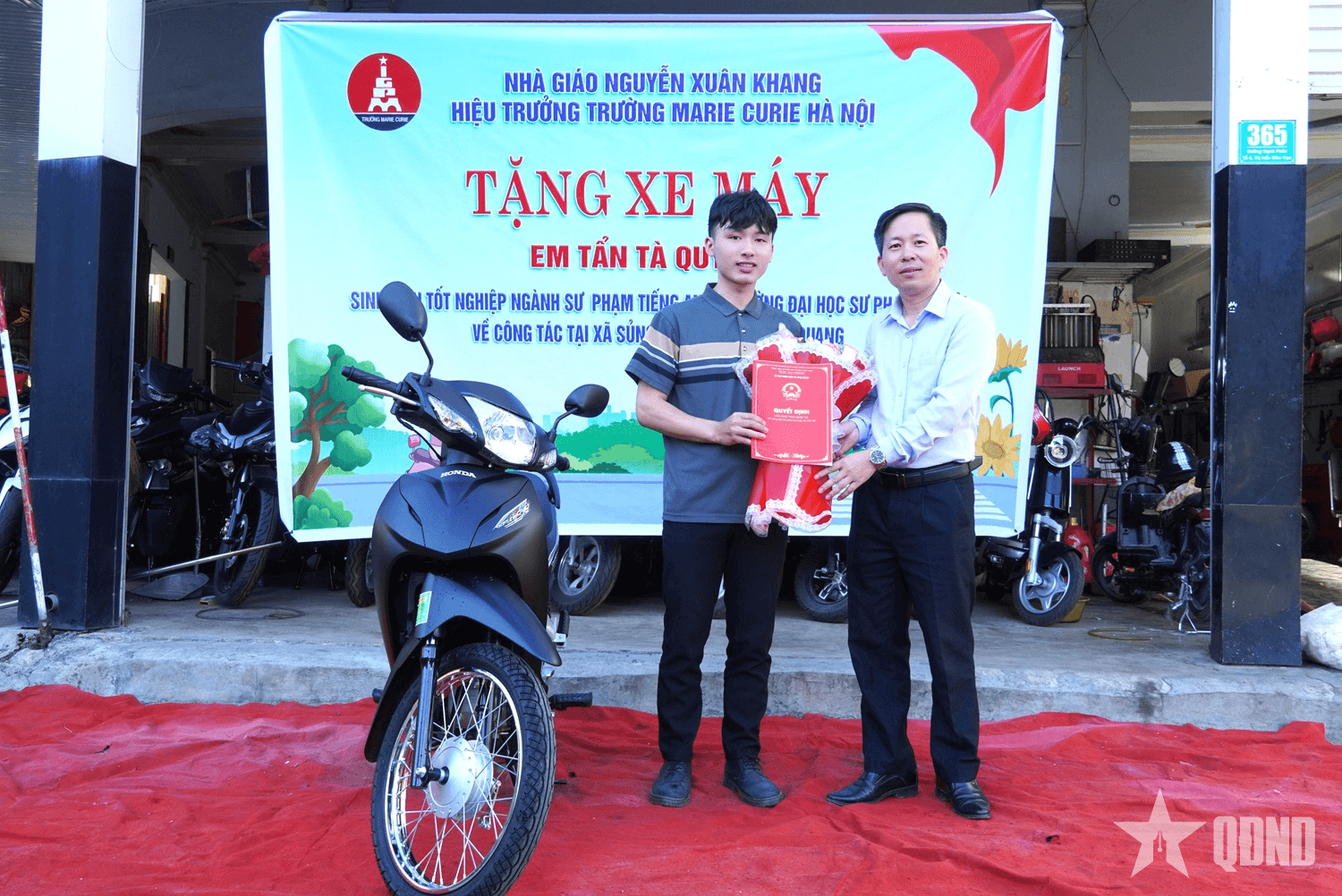 Hiệu trưởng Trường Marie Curie Hà Nội trao xe máy tặng sinh viên xã vùng cao Sủng Máng (Tuyên Quang)
