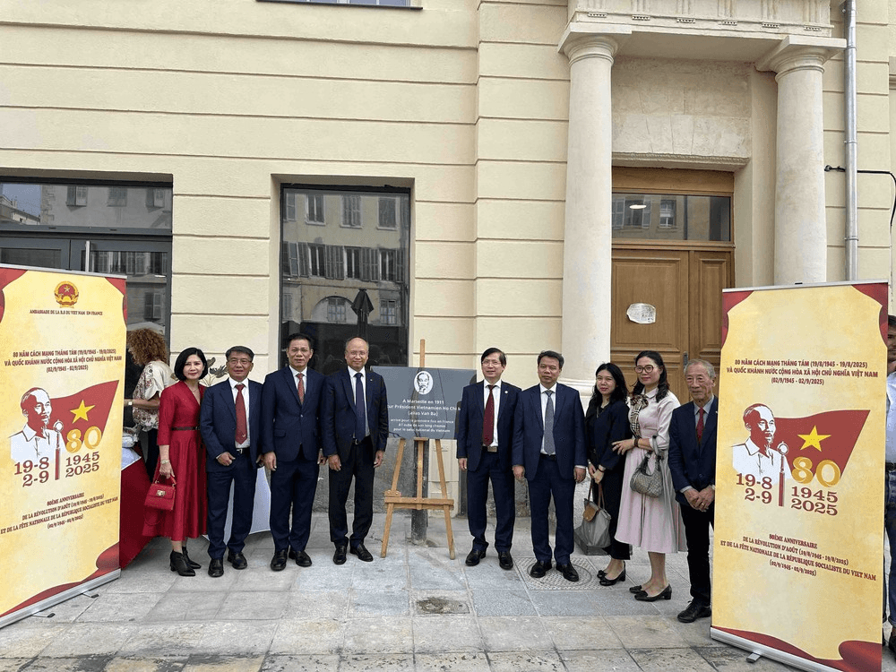 Lễ gắn lại biển tưởng niệm Chủ tịch Hồ Chí Minh tại “Quảng trường báo La Marseillais” (Pháp)