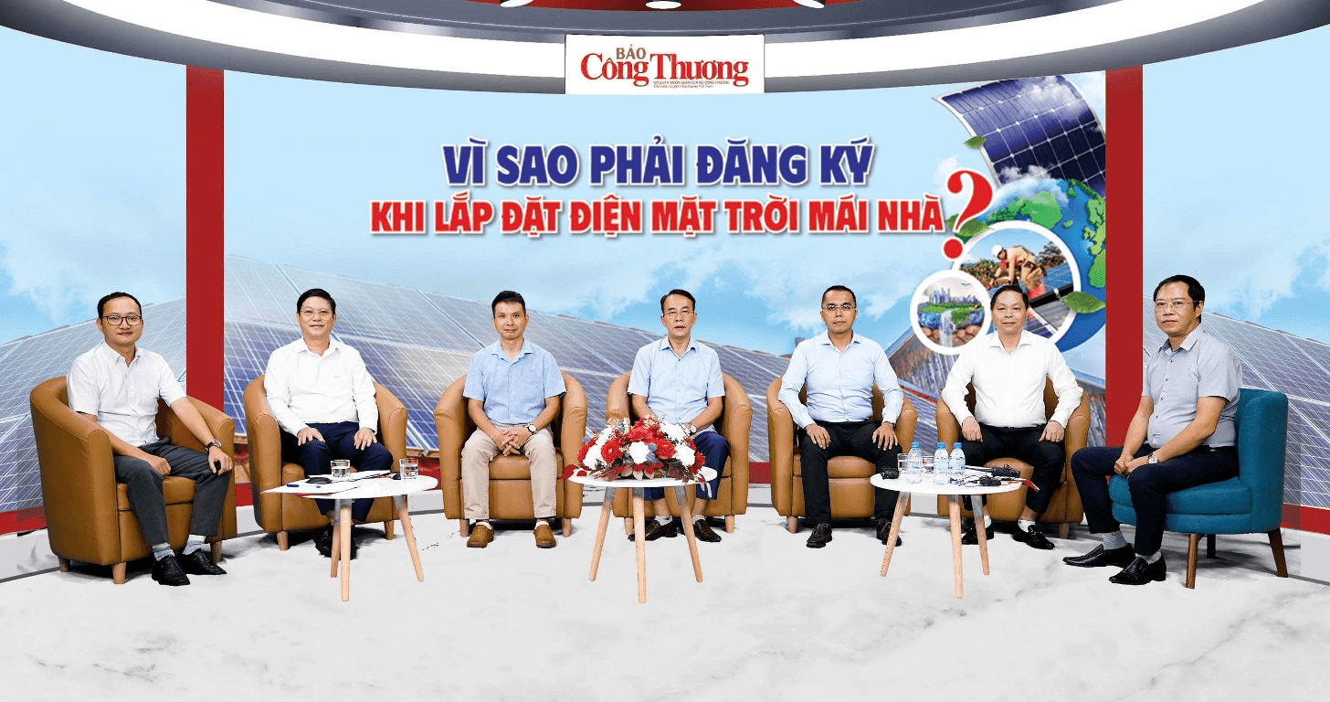 Người dân chia sẻ thông tin về điện mặt trời mái nhà góp phần bảo đảm an toàn hệ thống