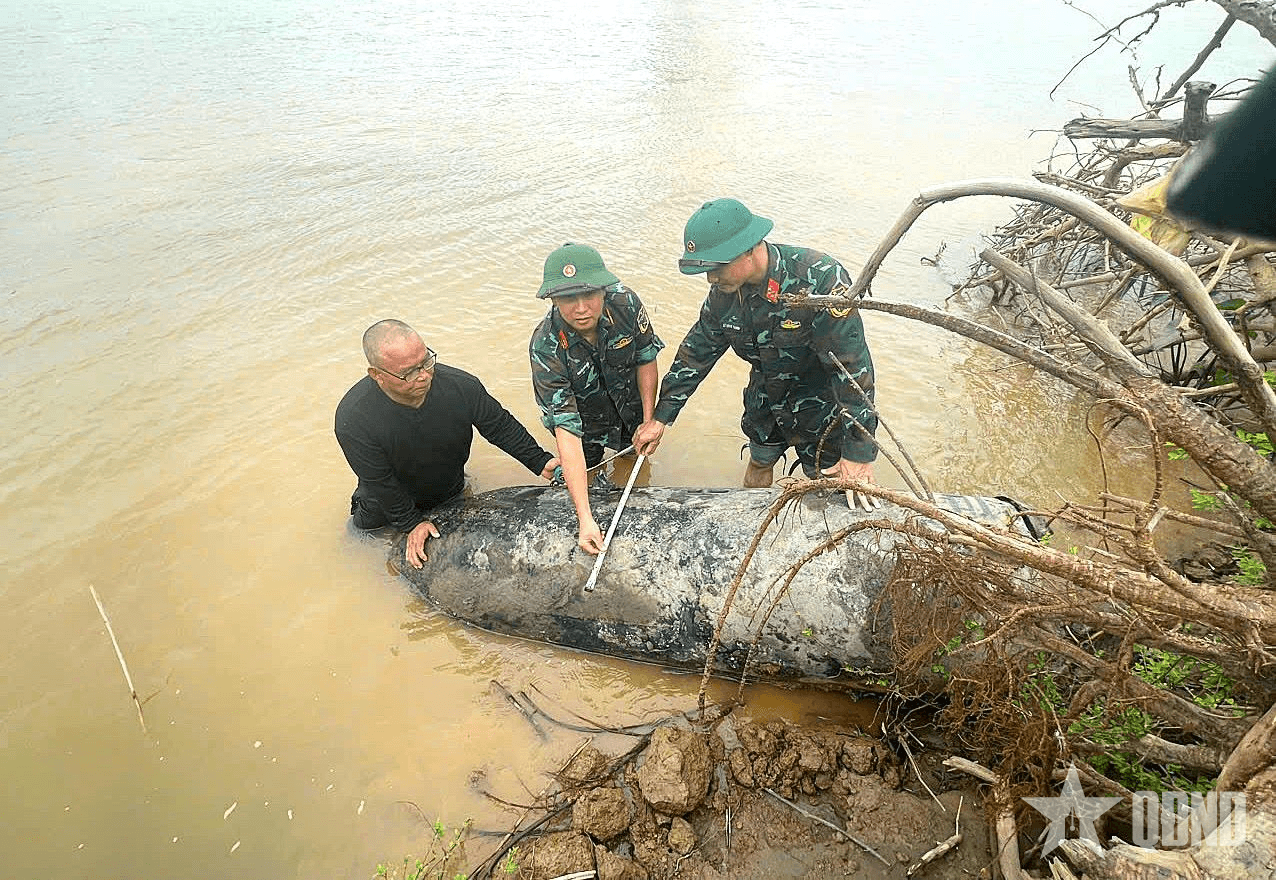 Trục vớt 2 quả bom hơn 1.300kg còn ngòi nổ gần cầu Long Biên