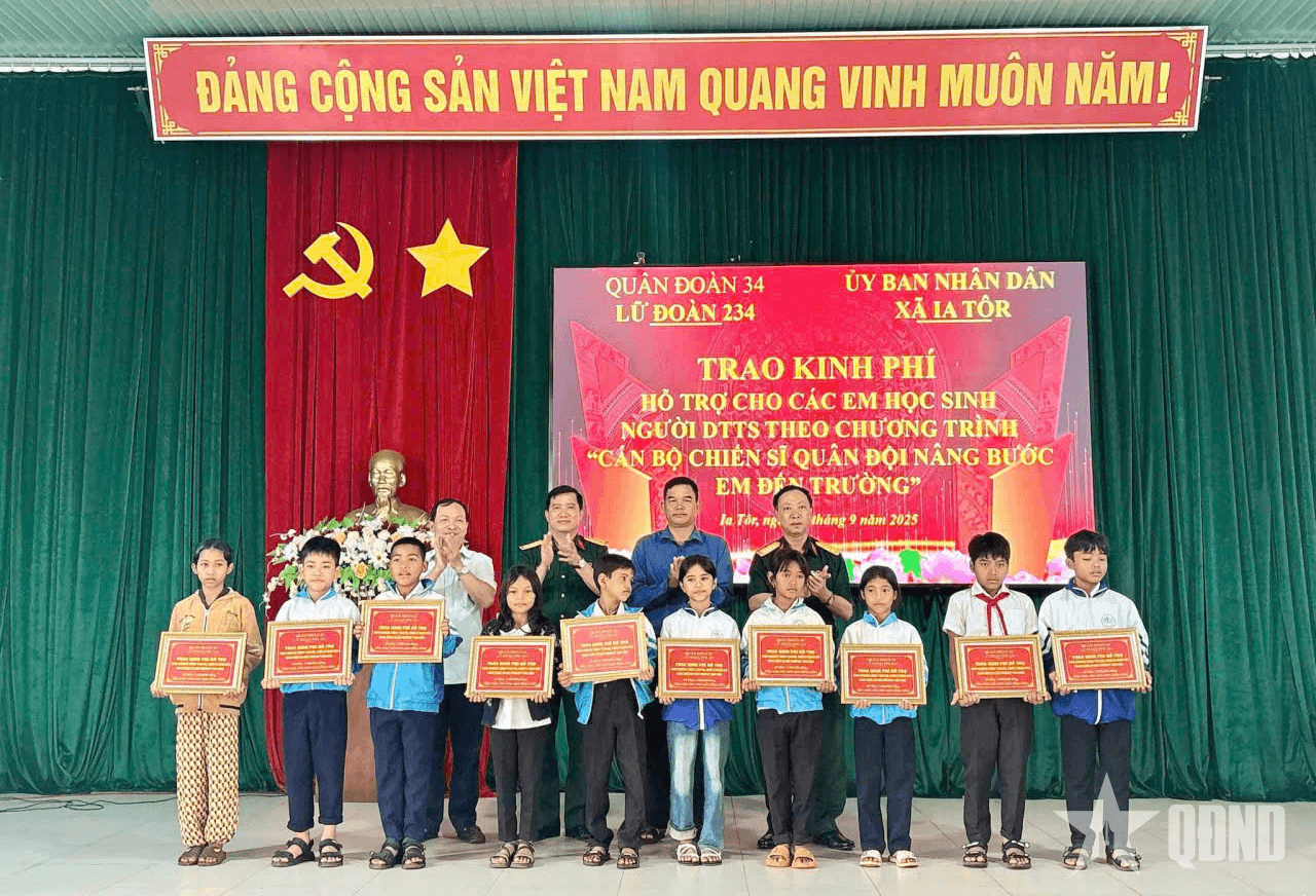 Lữ đoàn Pháo phòng không 234 trao 740 triệu đồng "nâng bước em tới trường"
​
