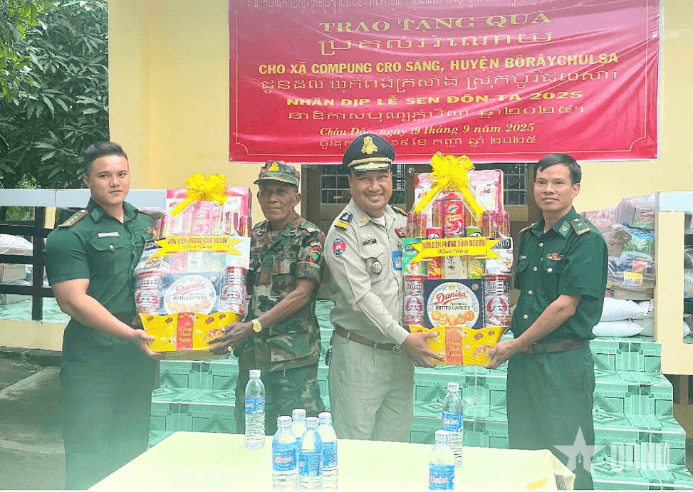 Bộ đội Biên phòng An Giang thăm, tặng quà các chùa, người có uy tín nhân Lễ Sene Dolta