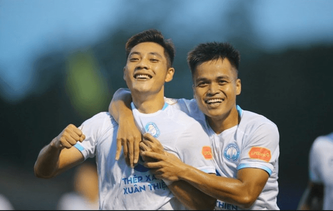 Bình luận: Chuyện hai đội hình