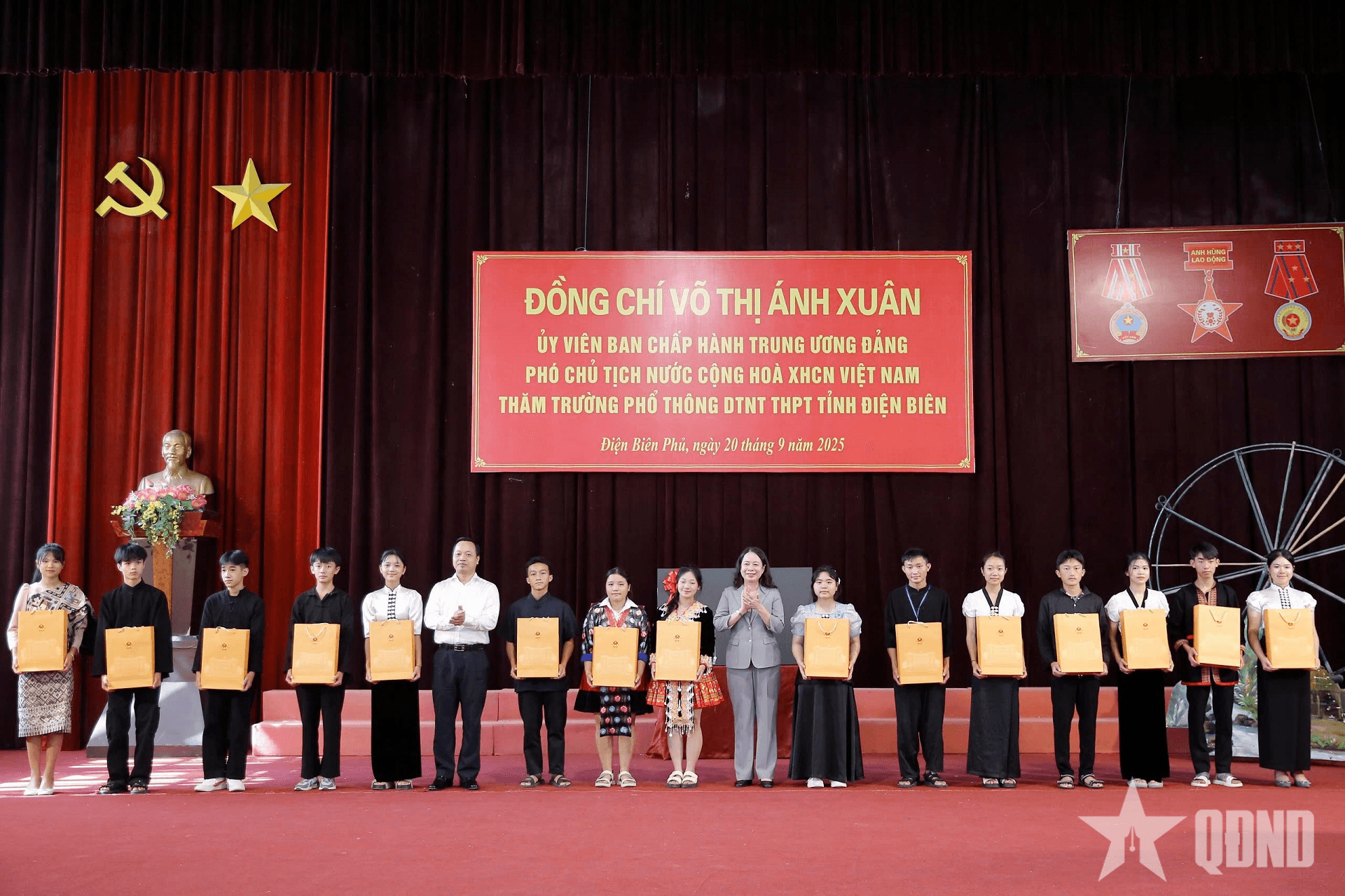 Phó chủ tịch nước Võ Thị Ánh Xuân trao học bổng tặng học sinh nghèo vượt khó tỉnh Điện Biên