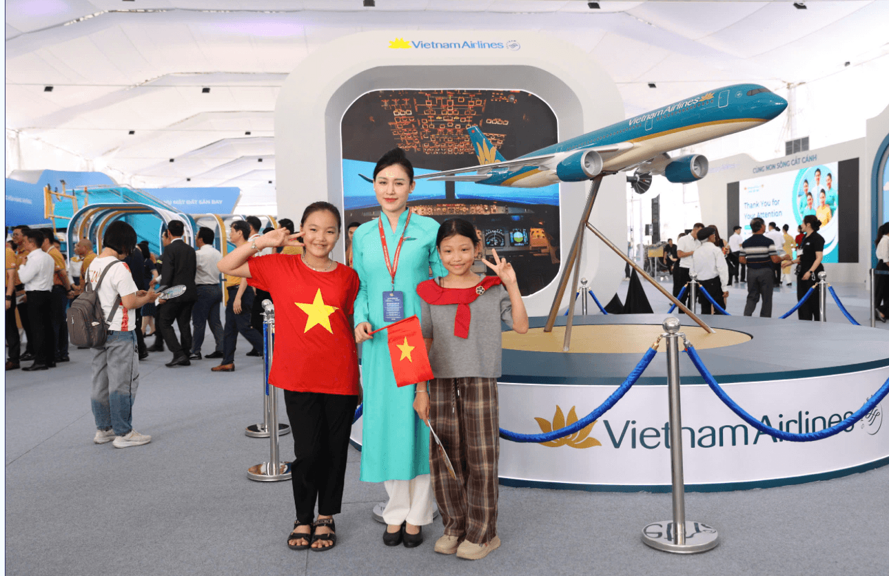 Vietnam Airlines được vinh danh tại Triển lãm thành tựu đất nước