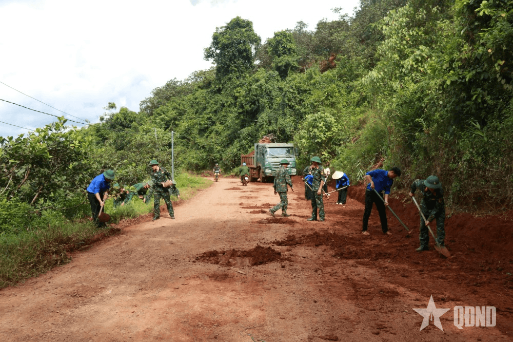 Trung đoàn 720: Chung tay làm đường giúp nhân dân