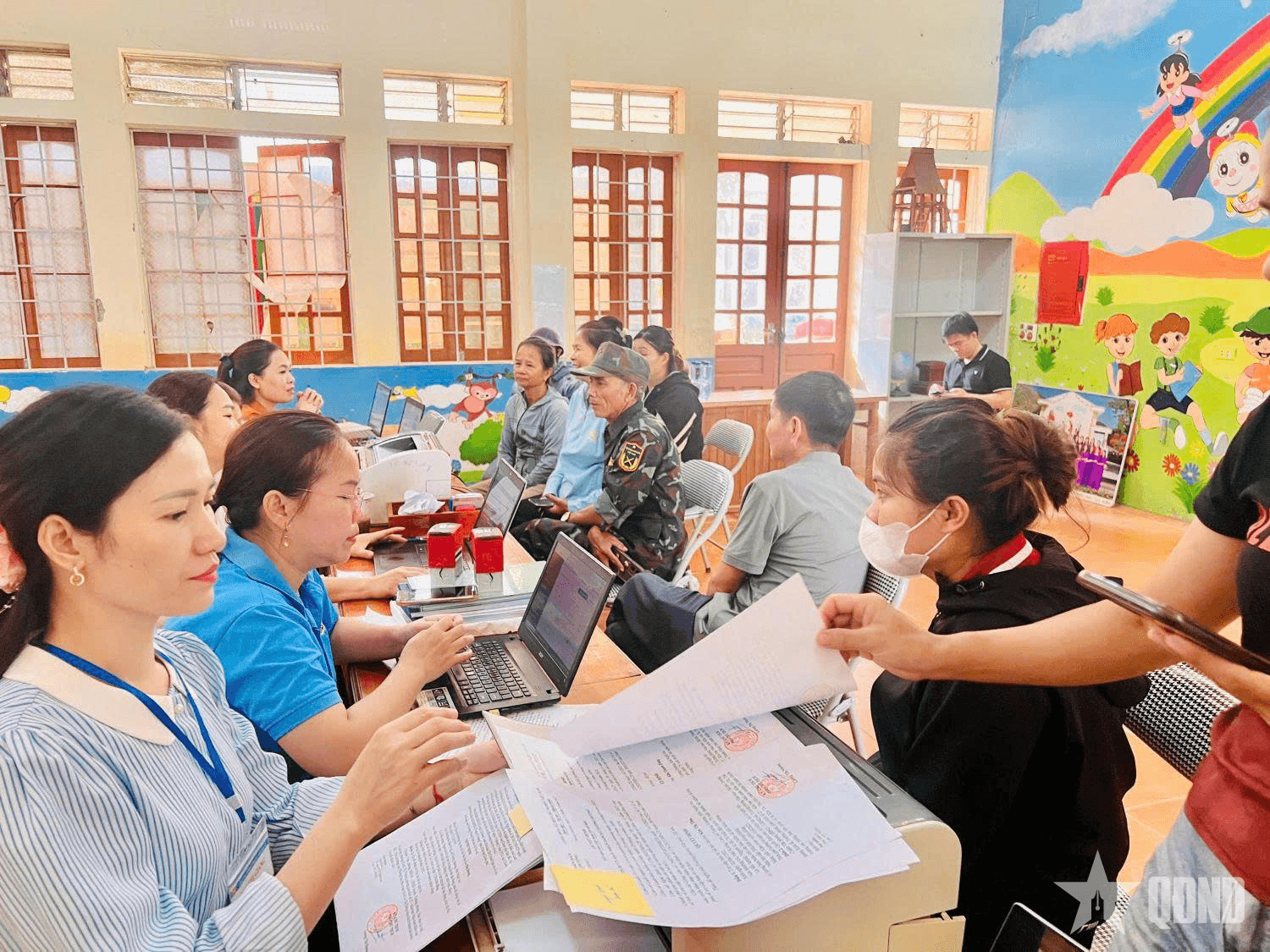 Nghệ An: Cán bộ xã vùng cao cuối tuần về bản phục vụ nhân dân