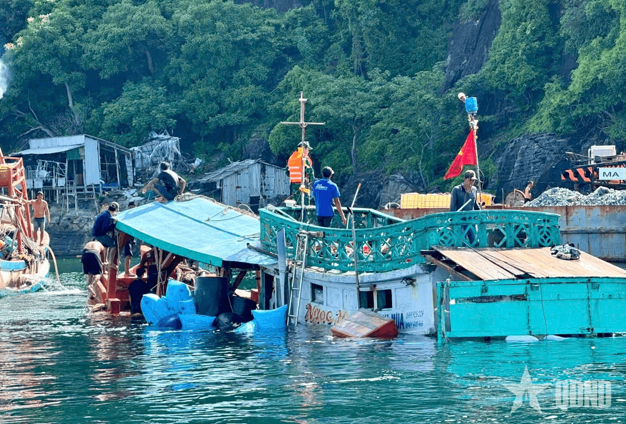 Cà Mau: Đồn Biên phòng Hòn Chuối kịp thời hỗ trợ tàu cá bị chìm trên biển
