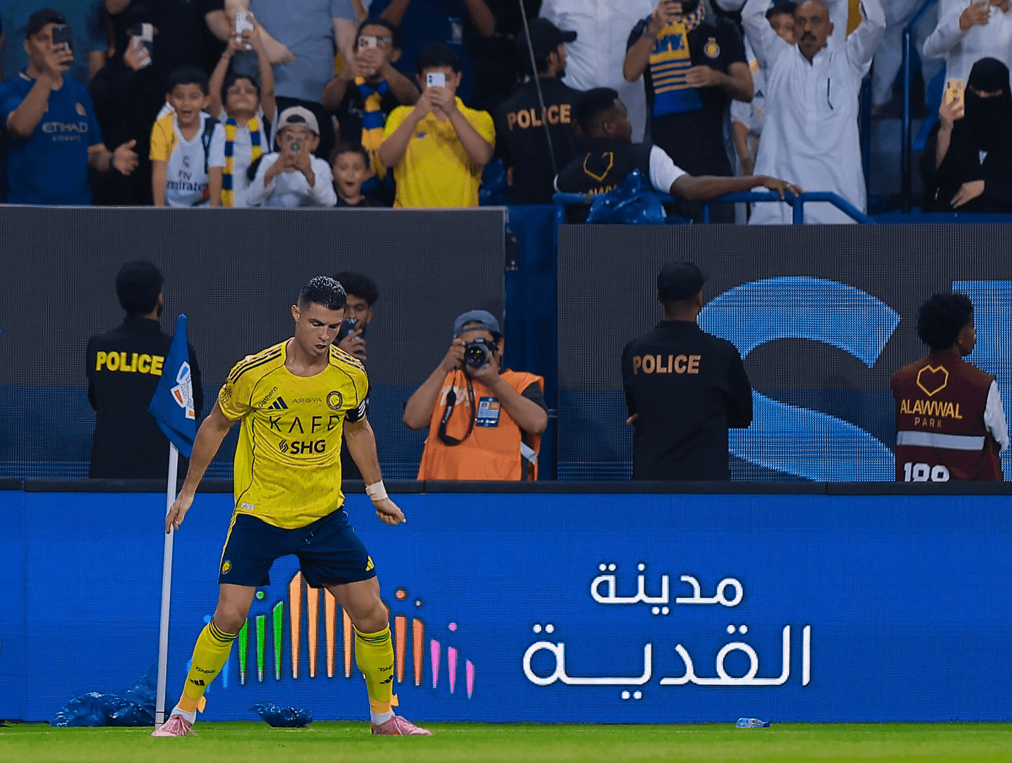 Ronaldo tỏa sáng, tiến gần tới mốc 1.000 bàn thắng
