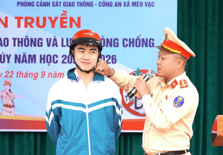 Cảnh sát giao thông tỉnh Tuyên Quang tuyên truyền kỹ năng an toàn giao thông cho học sinh