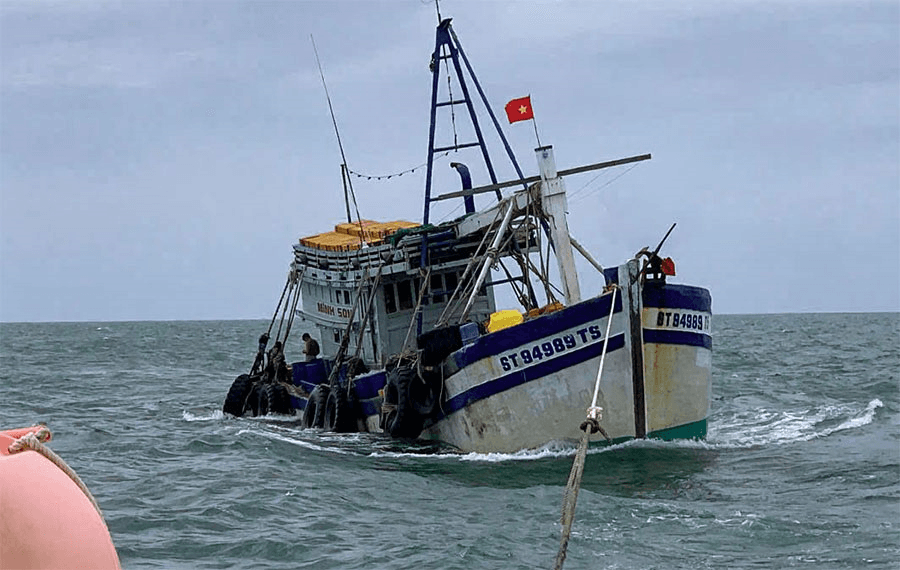 Cứu nạn thành công 1 phương tiện cùng 6 thuyền viên vào bờ an toàn