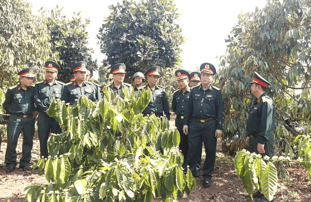 Kiên trì vượt khó, gắn bó với nhân dân