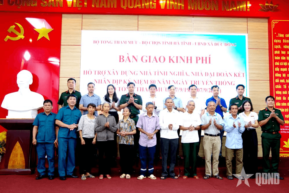 Bàn giao kinh phí hỗ trợ xây dựng nhà tình nghĩa, nhà đại đoàn kết