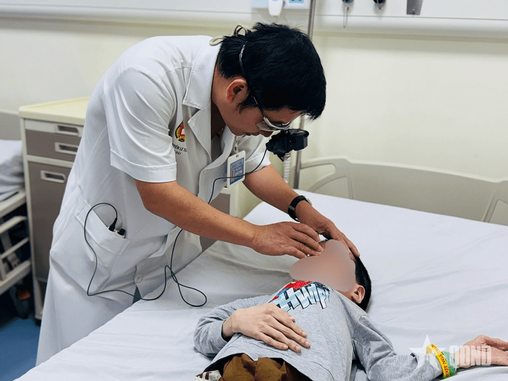 Bệnh viện Quân y 103: Phẫu thuật bong võng mạc thành công cho nam thanh niên xương thủy tinh