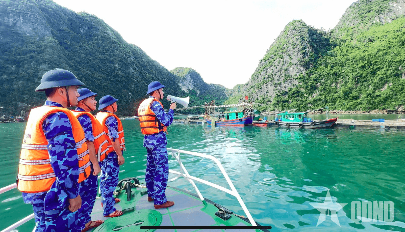 Hải đoàn 11 tích cực hỗ trợ ngư dân phòng, chống bão số 9