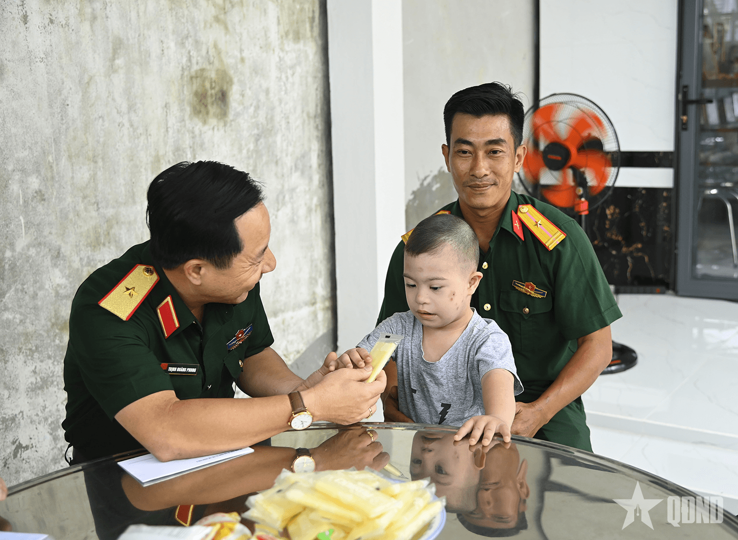 Quân khu 9: Thăm, tặng quà con em quân nhân có hoàn cảnh khó khăn tại Cà Mau