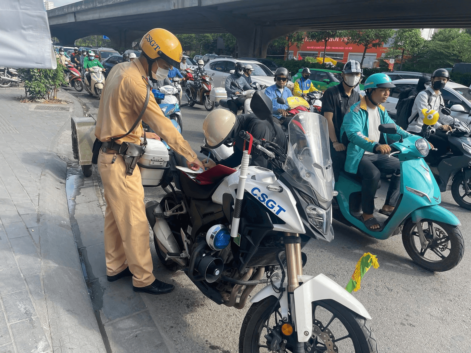 Hà Nội: Xử lý người điều khiển xe mô tô tự chế chở tôn cồng kềnh nguy hiểm trên Đại lộ Thăng Long