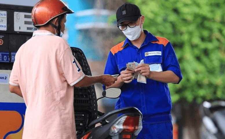 Từ chiều nay (25-9), giá xăng giảm về sát mức 20.000 đồng/lít