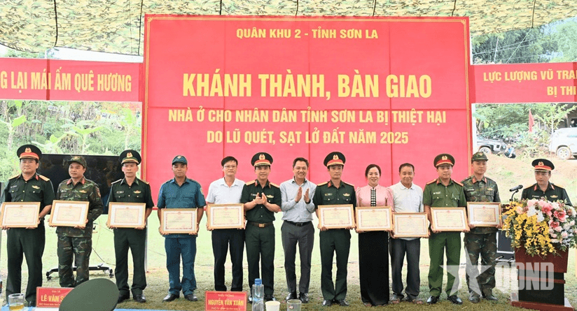 Khánh thành, bàn giao nhà cho nhân dân bị ảnh hưởng bởi mưa lũ tại Sơn La