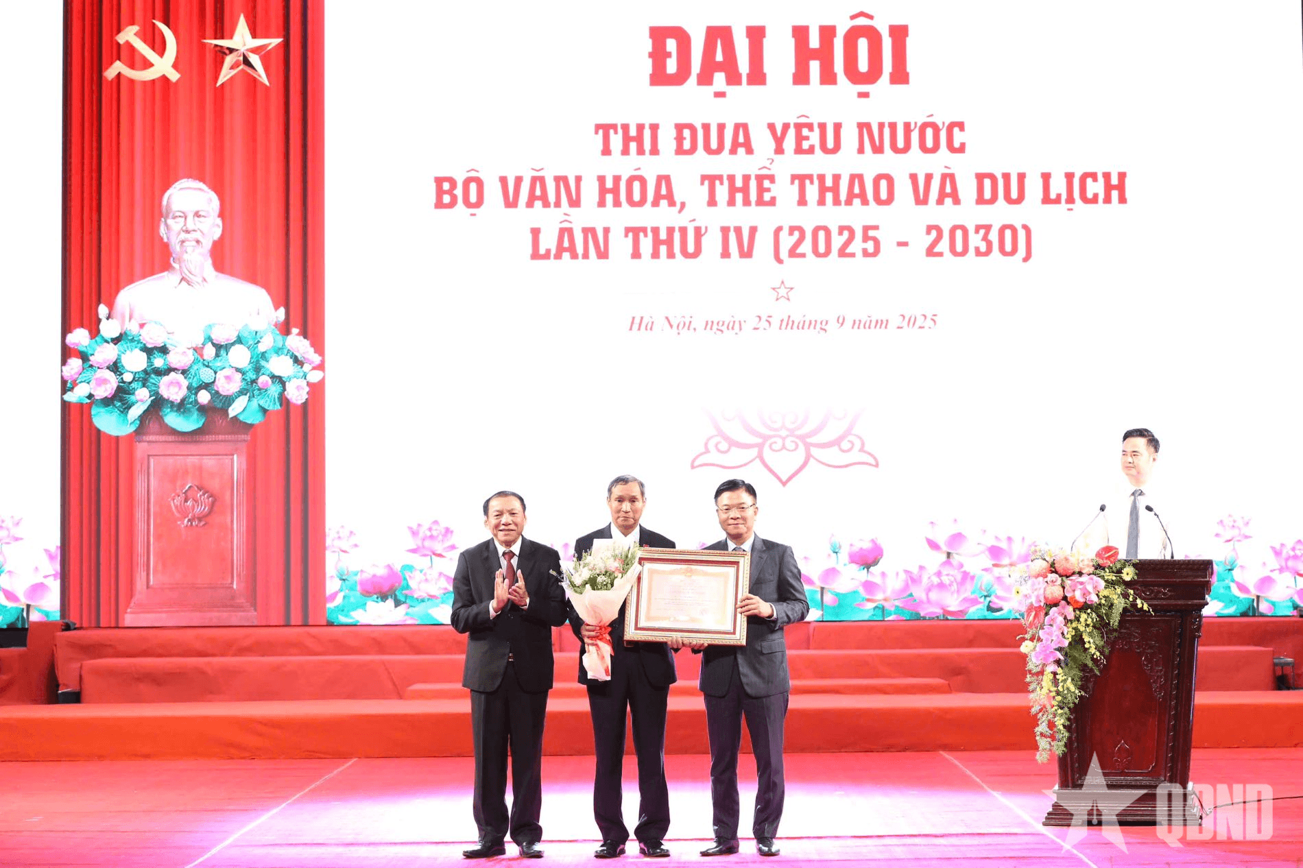 Huấn luyện viên Mai Đức Chung được phong tặng danh hiệu Anh hùng Lao động