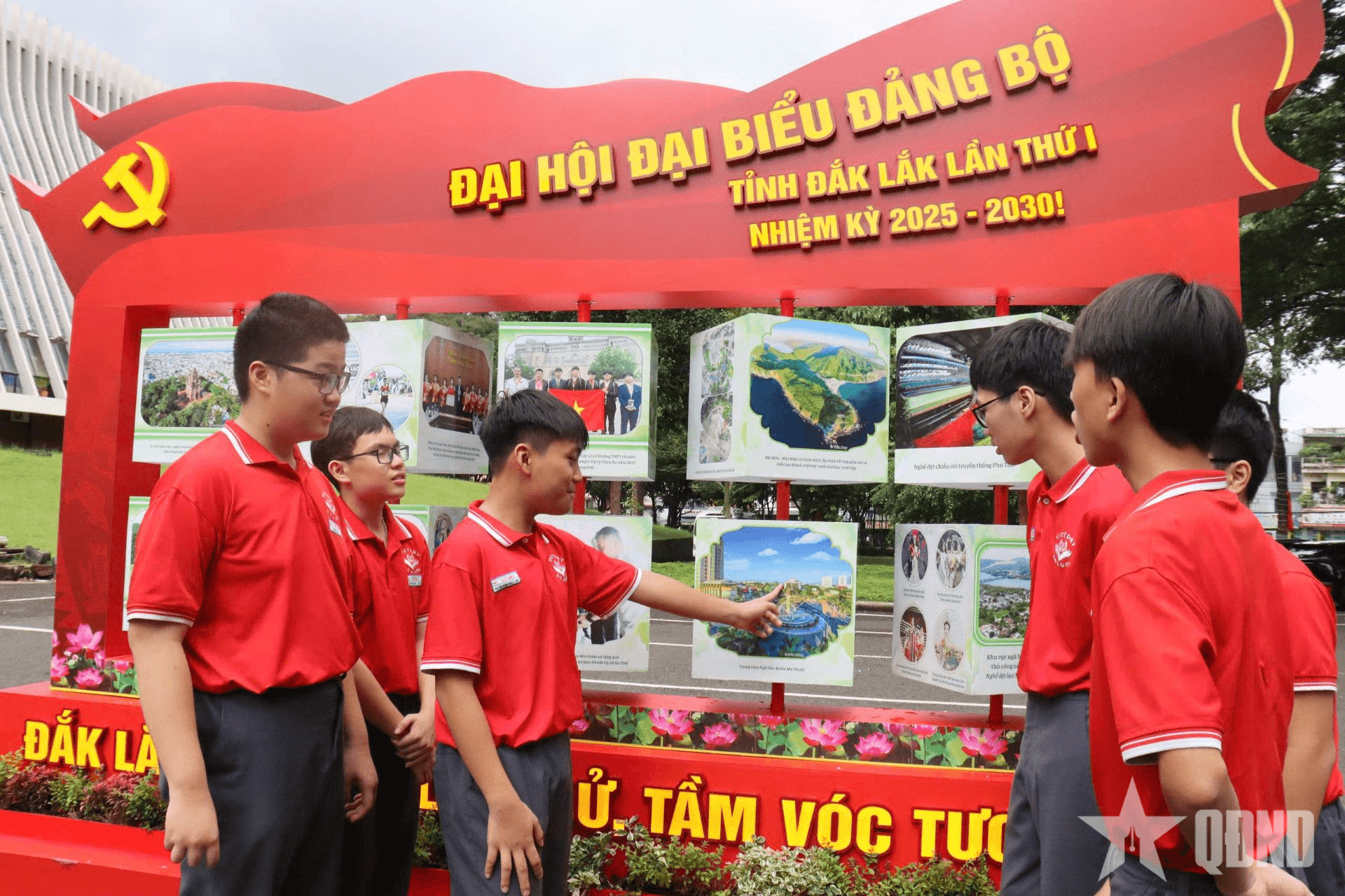 Triển lãm ảnh chuyên đề “Đảng bộ tỉnh Đắk Lắk - Những chặng đường lịch sử”.