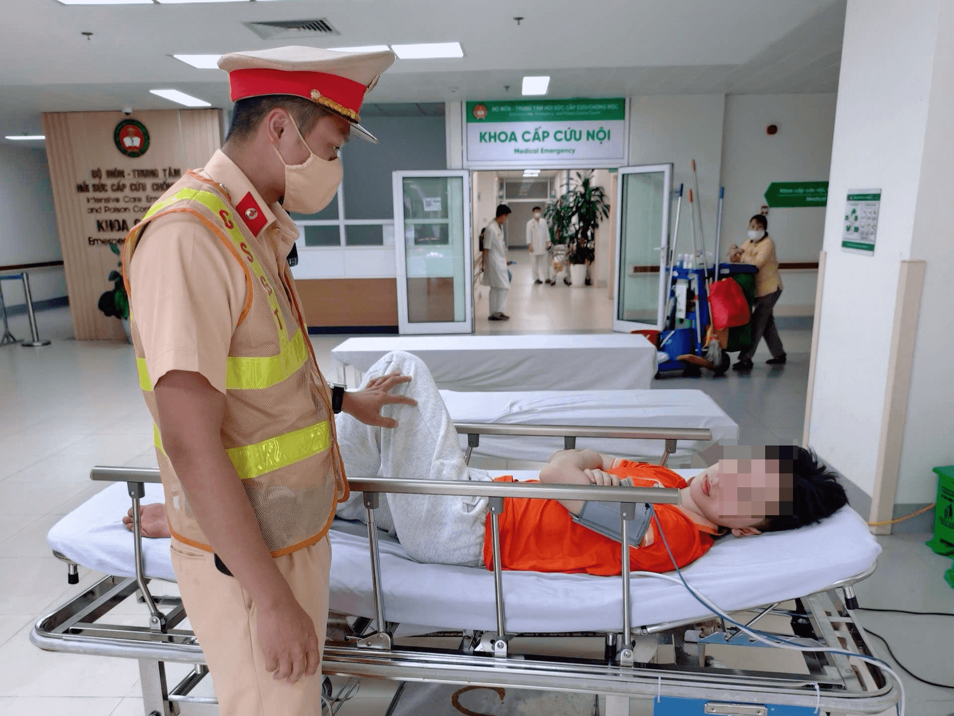 Cảnh sát giao thông mở đường đưa nam sinh bị đột quỵ đi cấp cứu kịp thời