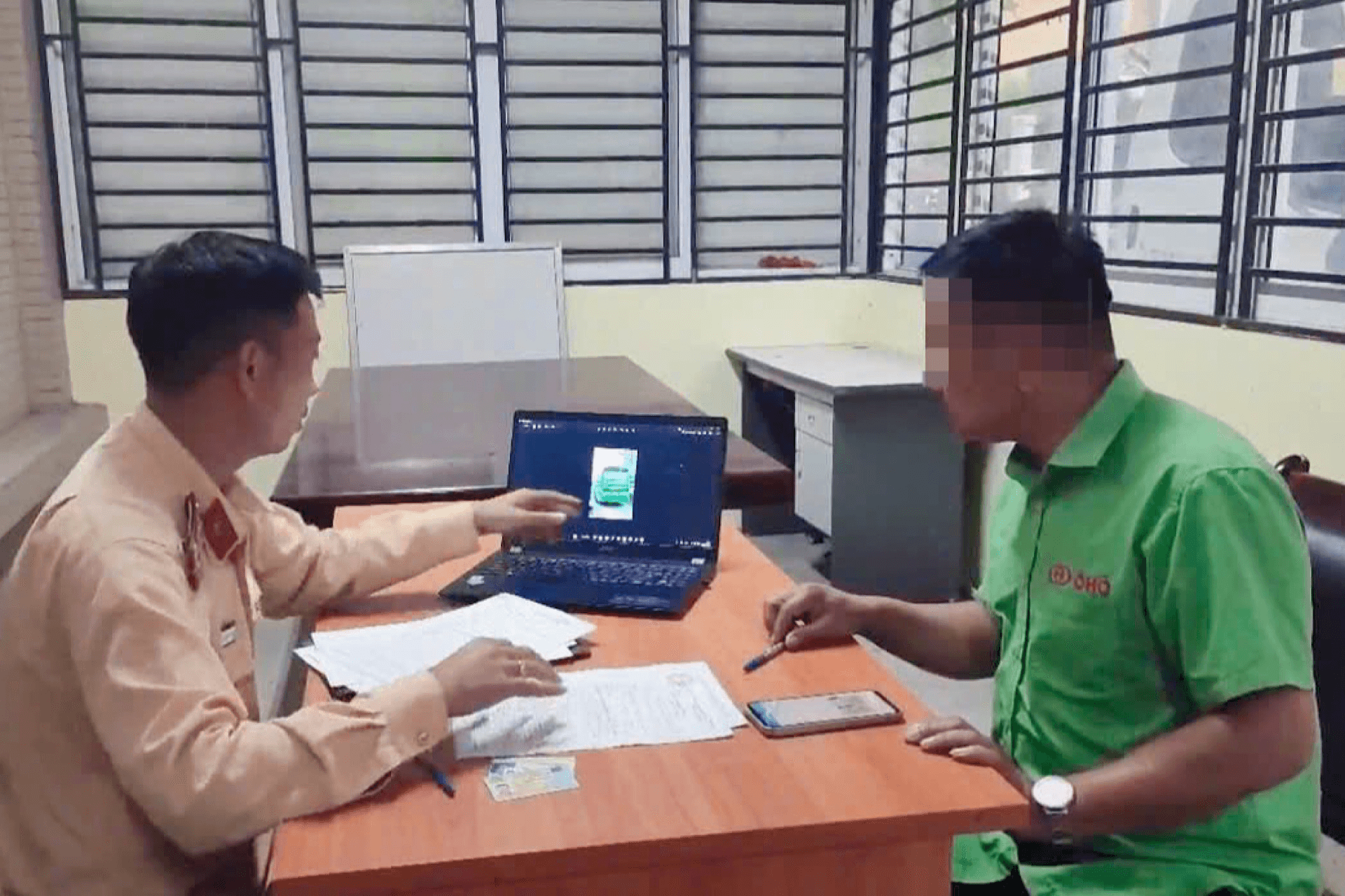 Hà Nội: Xử phạt tài xế xe khách đi vào làn dừng xe khẩn cấp đường vành đai 3 trên cao