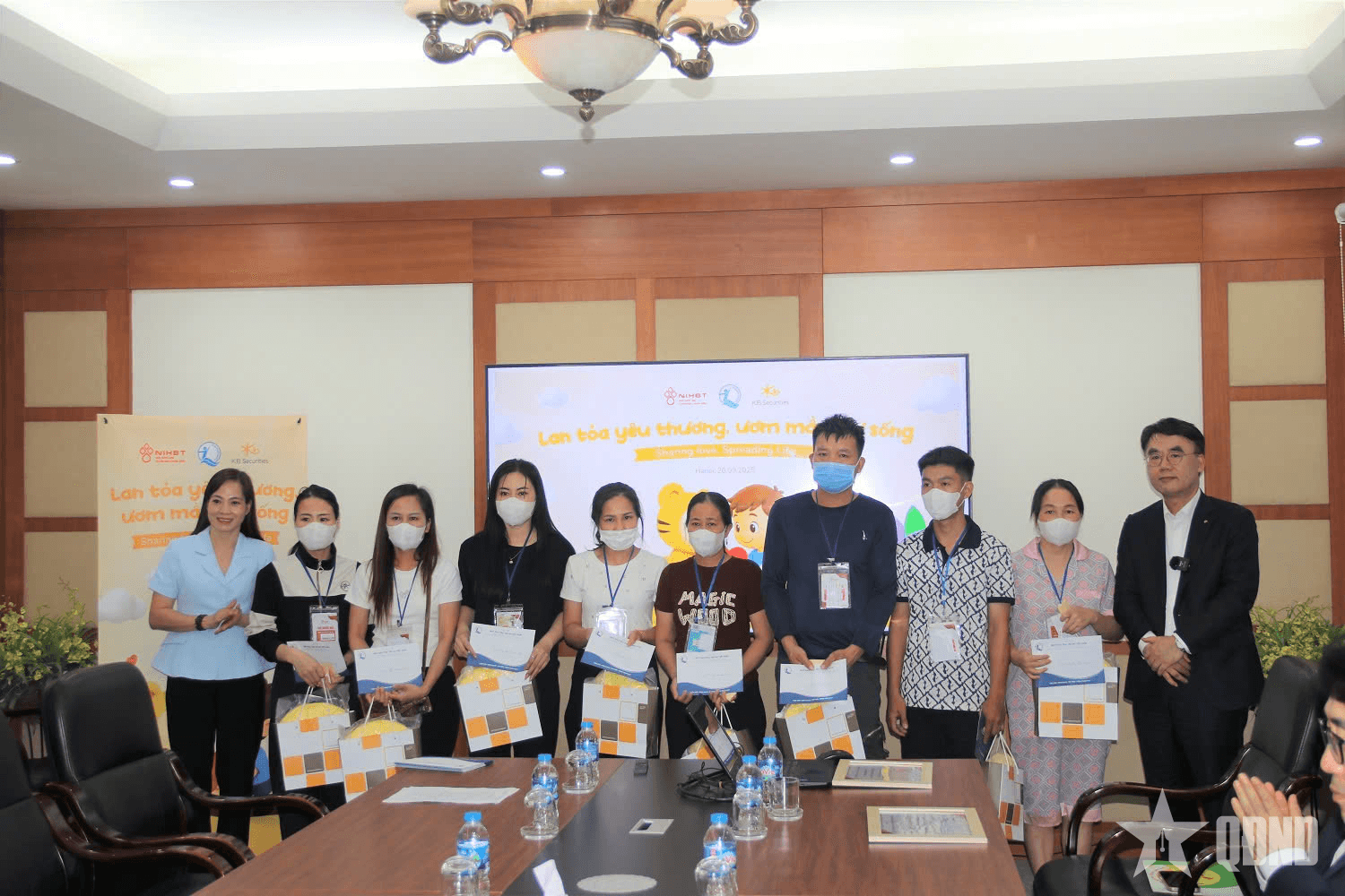 Tặng thiết bị vui chơi, học bổng, hỗ trợ trẻ em mắc bệnh hiểm nghèo có hoàn cảnh khó khăn