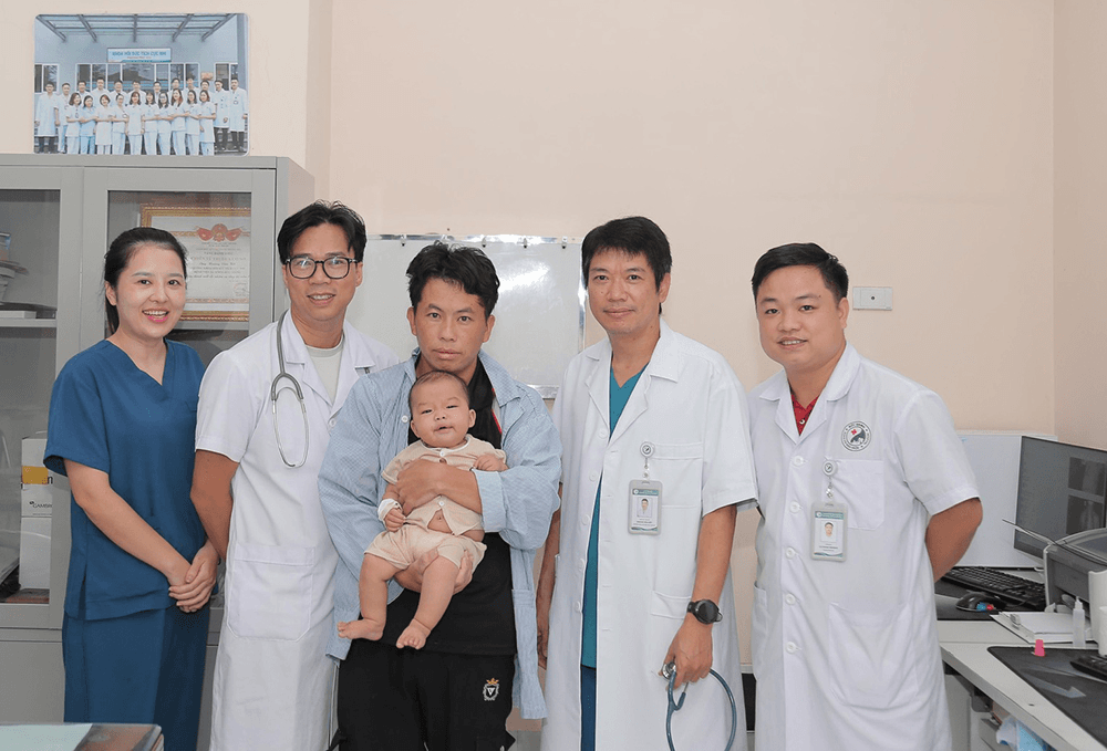 Bé trai người H'Mông hồi sinh kỳ diệu sau sốc nhiễm khuẩn nguy kịch