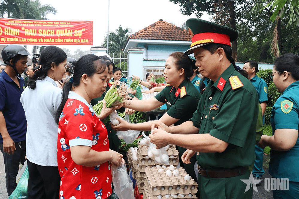 “Rau sạch quân sự” giúp đỡ nhân dân