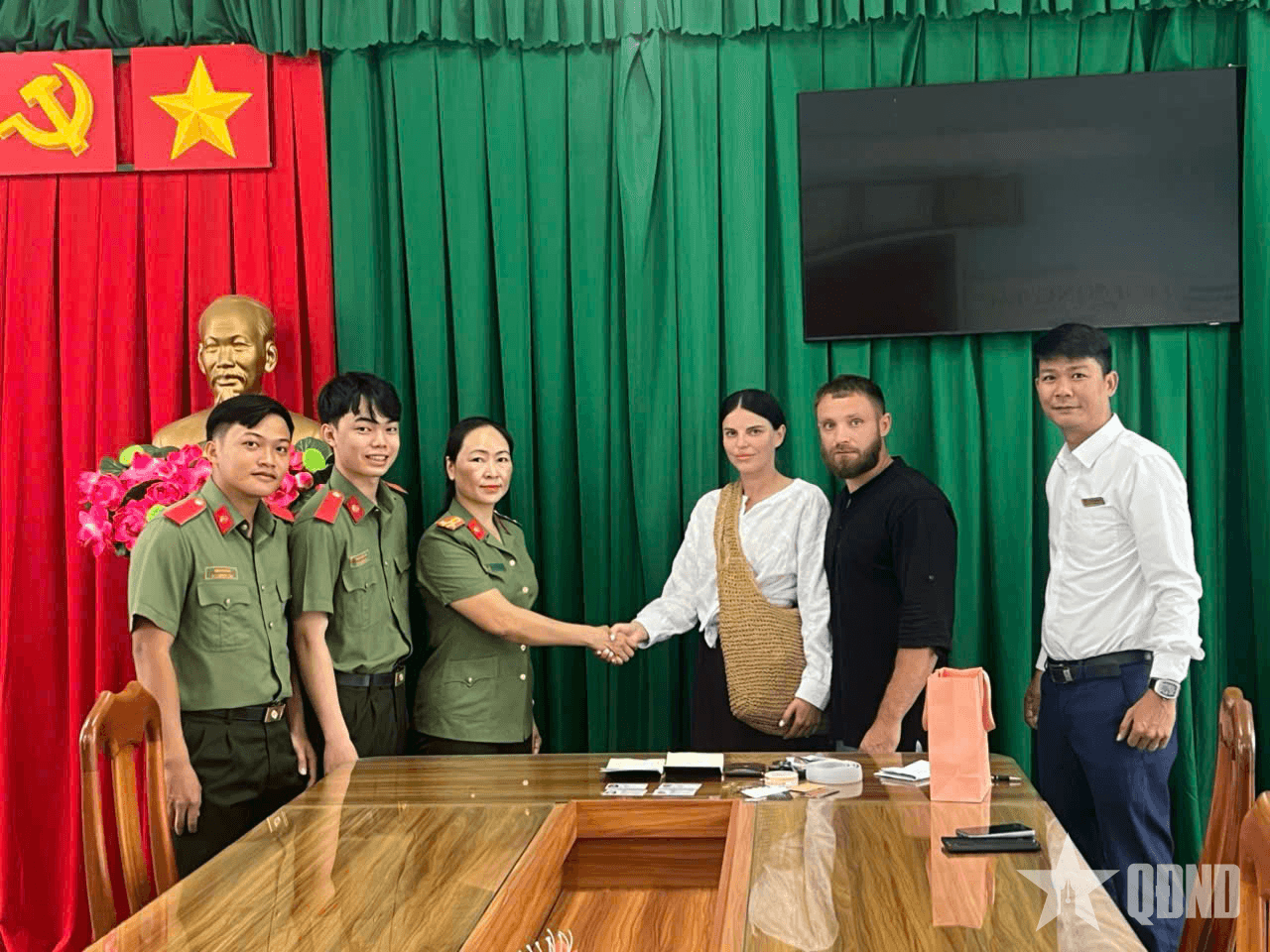 Khánh Hòa: Trao trả tài sản bị mất cho du khách nước ngoài