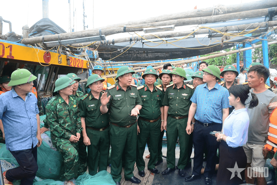 Thượng tướng Huỳnh Chiến Thắng kiểm tra công tác ứng phó bão số 10 tại Thanh Hóa