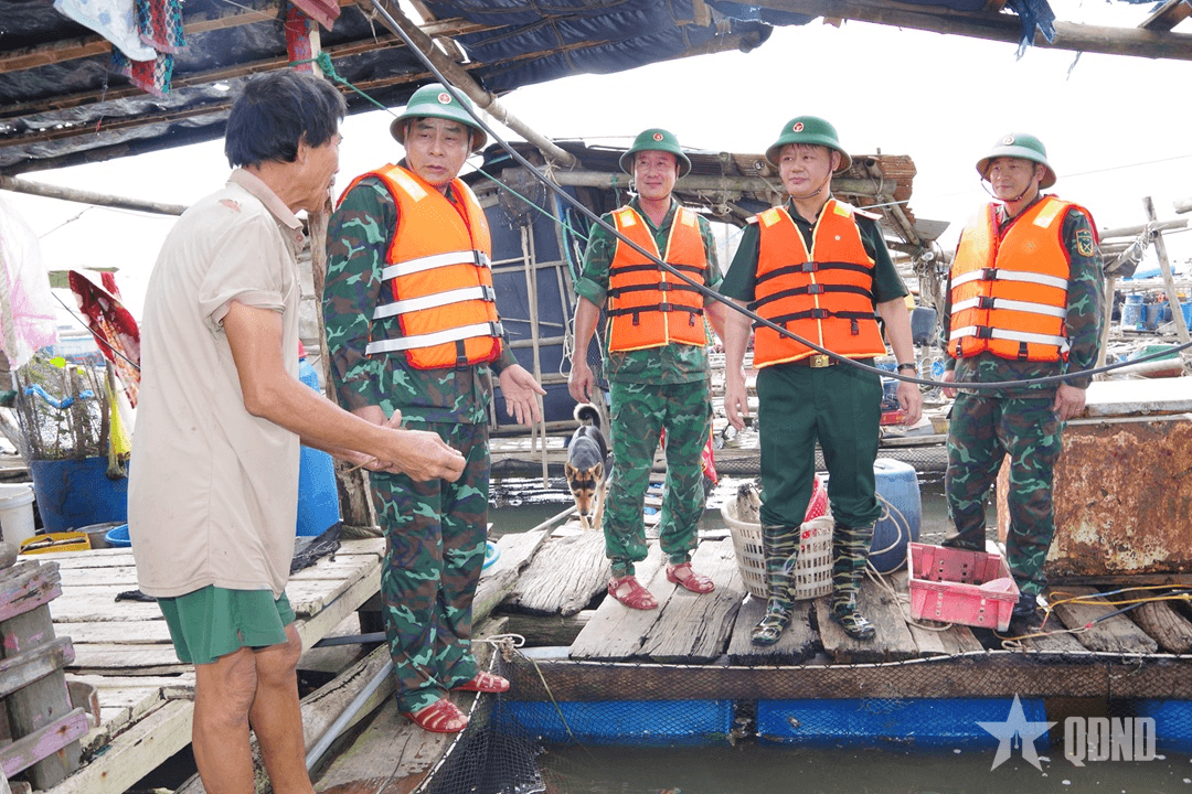 Phó tư lệnh Quân khu 4 kiểm tra công tác ứng phó bão số 10 tại tỉnh Thanh Hóa