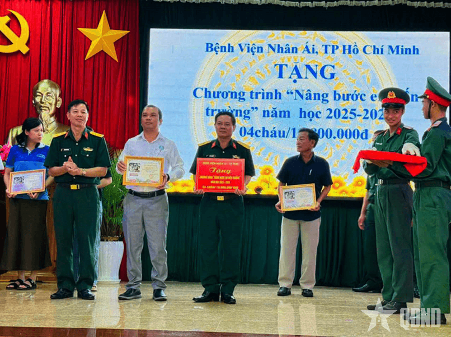 Đoàn Kinh tế - Quốc phòng 778 sơ kết chương trình “Nâng bước em đến trường”